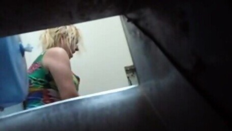 Chick Masturbating on Toilet - your-cams.com